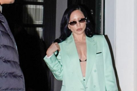 Lady Gaga zeigte sich in Paris mit schwarzen Haaren.