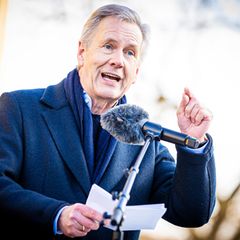 Ex-Bundespräsident Wulff spricht auf einer Demonstration gegen Rechtsextremismus. (Archivbild) Foto: Moritz Frankenberg/dpa