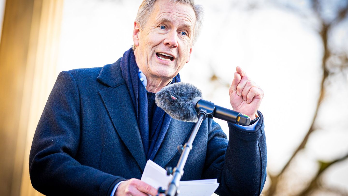 Ex-Bundespräsident Wulff spricht auf einer Demonstration gegen Rechtsextremismus. (Archivbild) Foto: Moritz Frankenberg/dpa