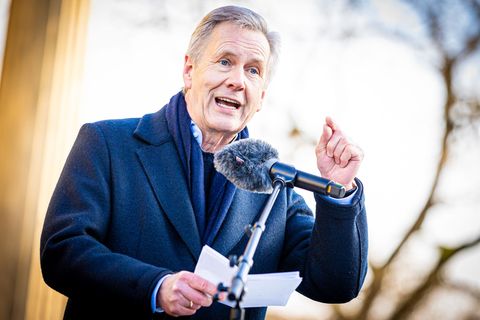 Ex-Bundespräsident Wulff spricht auf einer Demonstration gegen Rechtsextremismus. (Archivbild) Foto: Moritz Frankenberg/dpa
