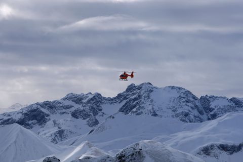 Ein Rettungshubschrauber hat in Tirol zwei Bergsteiger aus Unterfranken von einem Berg geholt. (Symbolbild) Foto: Karl-Josef Hil