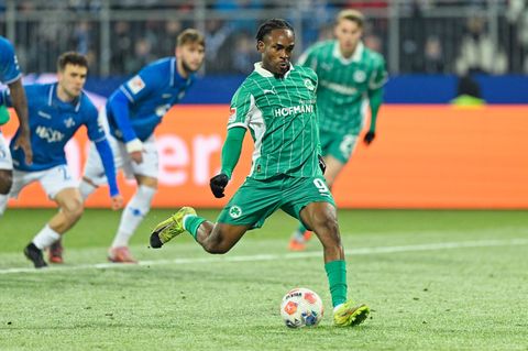 Noah Futkeus Doppelpack konnte keinen Sieg der Fürther einläuten. Foto: Uwe Anspach/dpa
