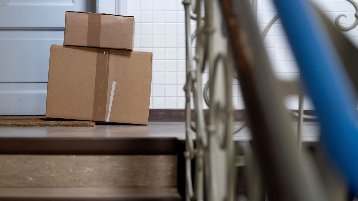 Der Mann soll elektronische Geräte aus Paketen genommen und weiterverkauft haben. (Symbolbild) Foto: Sven Hoppe/dpa/dpa-tmn