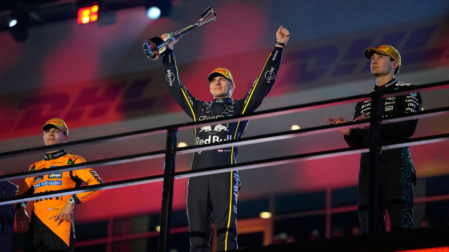 Als Verstappen (Mitte) bei der Siegerehrung jubelte, wusste er noch nicht, wie wertvoll sein Sieg noch werden würde. Foto: John