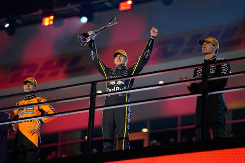Als Verstappen (Mitte) bei der Siegerehrung jubelte, wusste er noch nicht, wie wertvoll sein Sieg noch werden würde. Foto: John