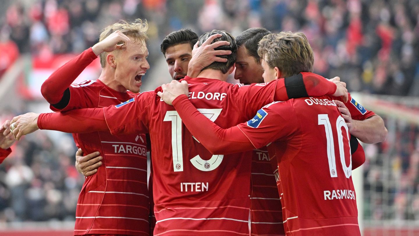 Cedric Itten (M) sorgte mit zwei Toren für den Fortuna-Sieg. Foto: Anke Waelischmiller/dpa