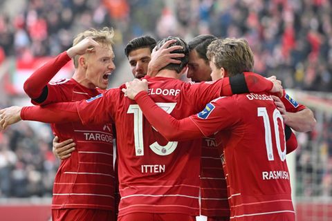 Cedric Itten (M) sorgte mit zwei Toren für den Fortuna-Sieg. Foto: Anke Waelischmiller/dpa