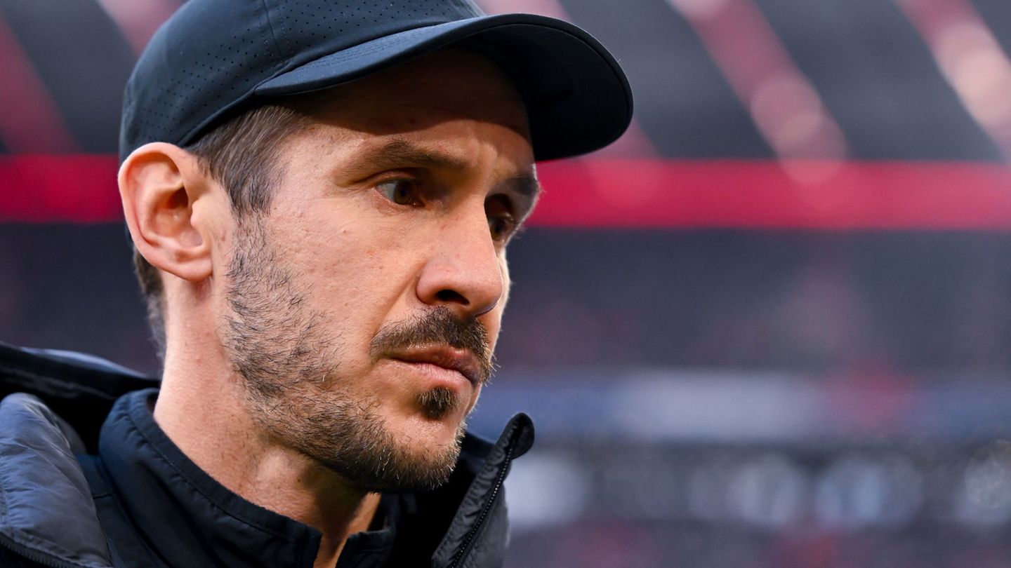 Coach Schuster sieht positive Zeichen in der Partie gegen Bayern. Foto: Sven Hoppe/dpa