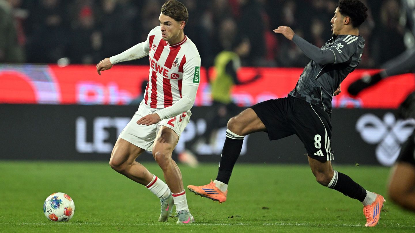 Joel Schmied (l.) verletzt sich im Spiel gegen Eintracht Frankfurt. Foto: Federico Gambarini/dpa