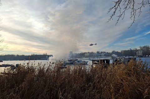 Die Feuerwehr musste von Booten aus löschen. Foto: --/Polizei Berlin/dpa