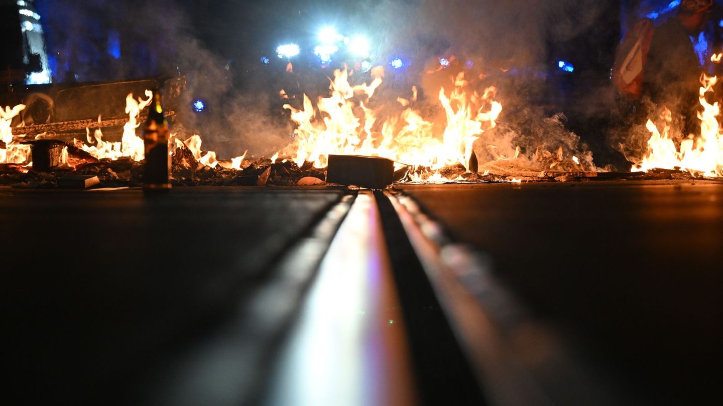 Nach einem Straßenprotest im Leipziger Stadtteil Connewitz ermittelt die Polizei wegen Landfriedensbruch. (Archivbild) Foto: Hen
