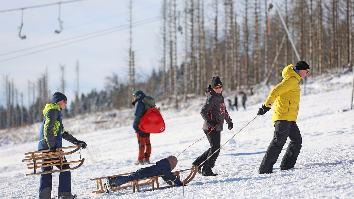 Schnee und Sonnenschein haben am Wochenende viele Besucher in den Harz gelockt. Foto: Matthias Bein/dpa