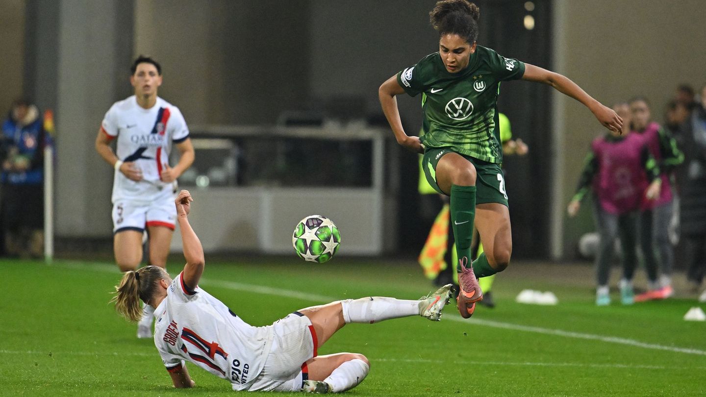 Cora Zicai (r, VfL Wolfsburg) markierte in Leipzig das 0:1 (Archiv). Foto: Swen Pförtner/dpa