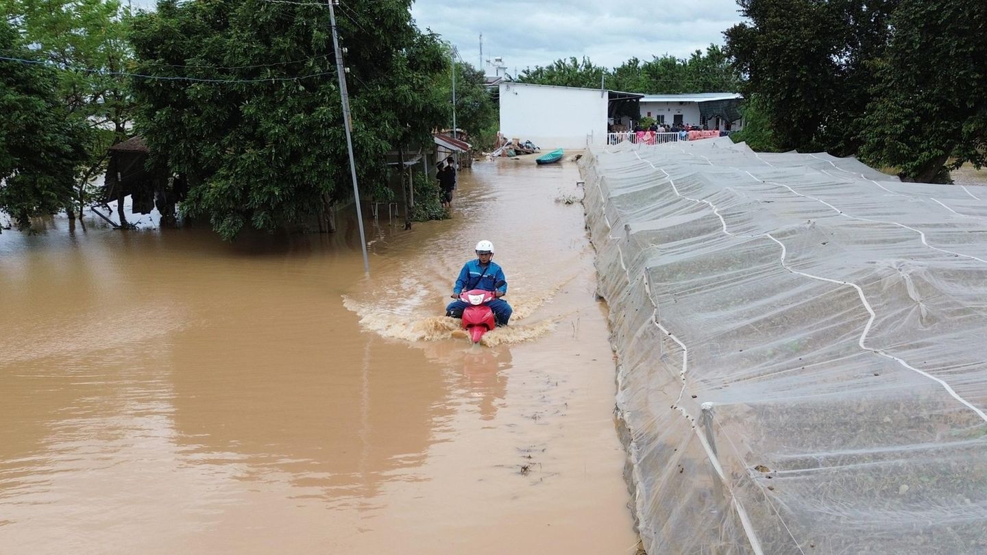 Khanh Hoa, Vietnam. Nein, das ist kein Jetski. Ein Mann fährt mit seinem Roller durch die Straßen voller Wasser. Die schweren Überschwemmungen in Zentralvietnam haben Dutzende Todesopfer gefodert
