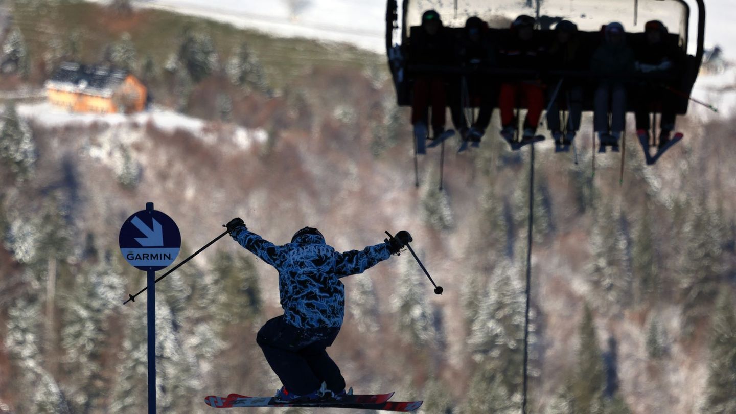 Die ersten Lifte sind offen. Foto: Karl-Josef Hildenbrand/dpa