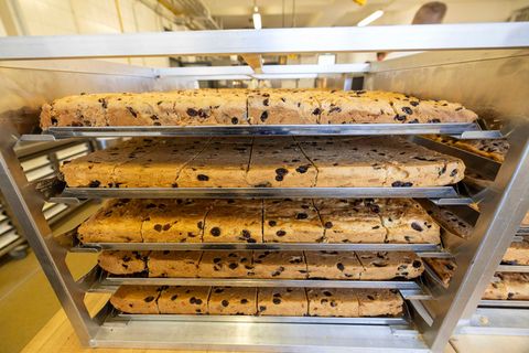 Der Riesenstollen entsteht aus hunderten einzelner Platten. Foto: Daniel Wagner/dpa