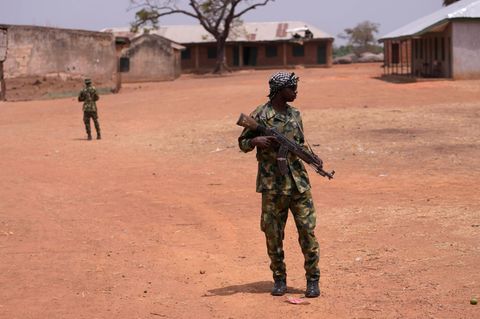 Nigeria: Soldaten patrouillieren an der LEA Primary and Secondary School Kuriga