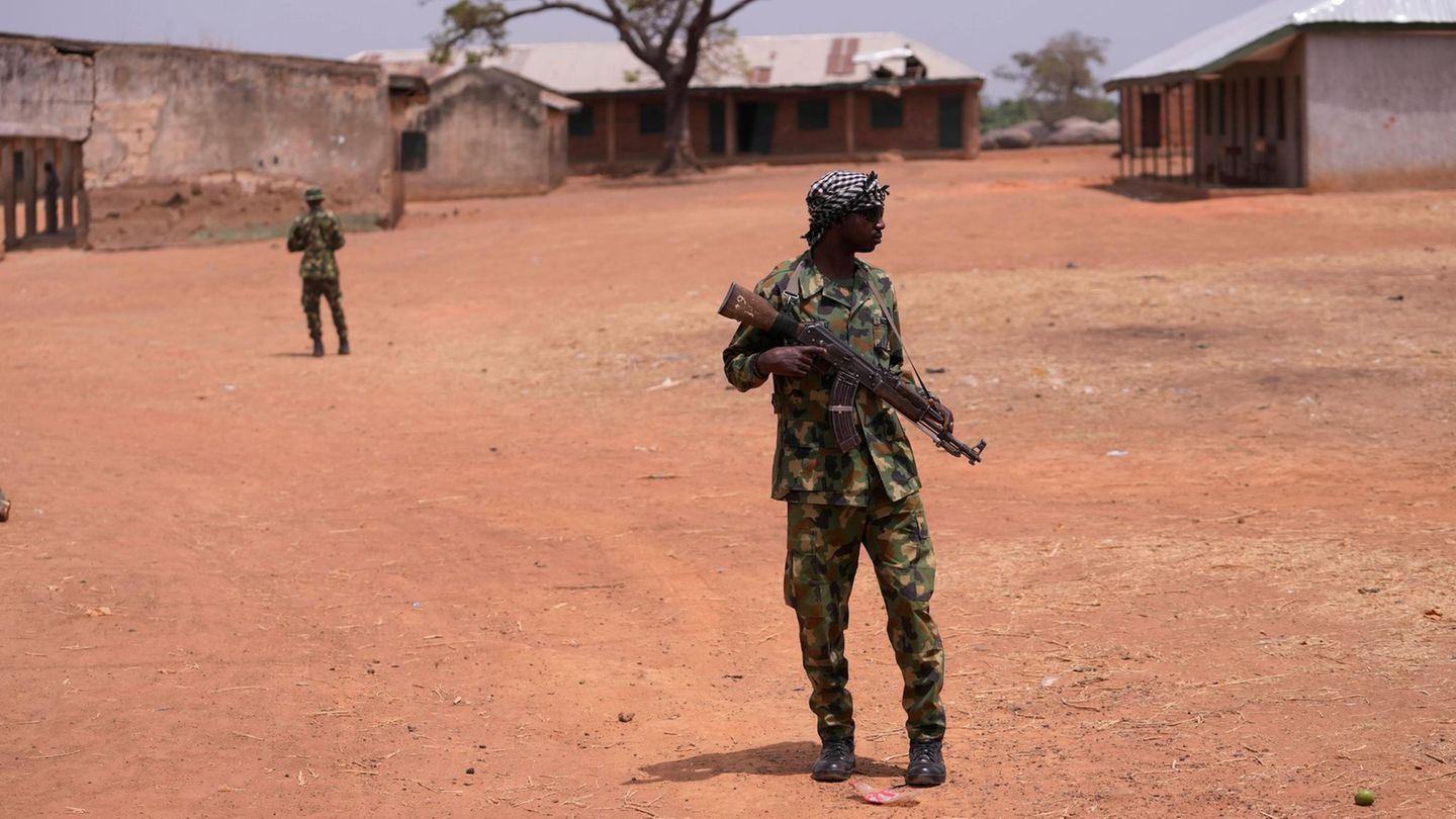 Nigeria: Soldaten patrouillieren an der LEA Primary and Secondary School Kuriga