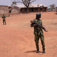 Nigeria: Soldaten patrouillieren an der LEA Primary and Secondary School Kuriga