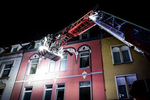 Mit einer Drehleiter hat die Feuerwehr drei Menschen aus einem brennenden Wohnhaus in Iserlohn gerettet. (Handout) Foto: -/Feuer