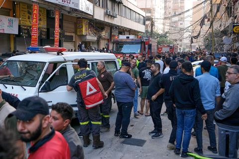 Mitarbeiter des Zivilschutzes am Ort eines israelischen Angriffs im südlichen Vorort von Beirut. Foto: Bilal Hussein/AP/dpa