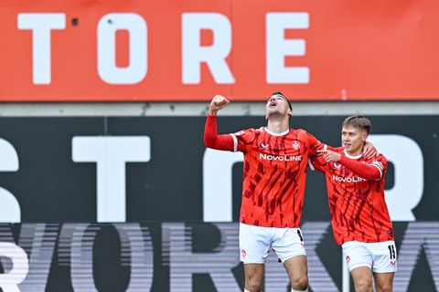 Naatan Skyttä (r.) darf sich über drei Tore in der ersten Halbzeit freuen Foto: Uwe Anspach/dpa