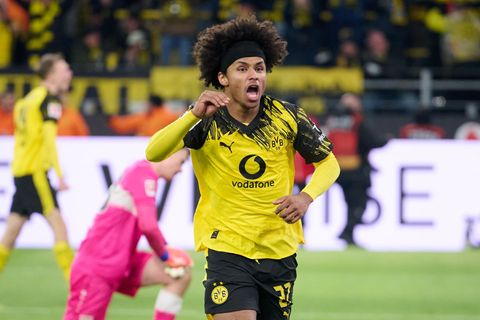 Karim Adeyemi jubelt nach seinem Tor für Dortmund gegen Stuttgart. Foto: Bernd Thissen/dpa