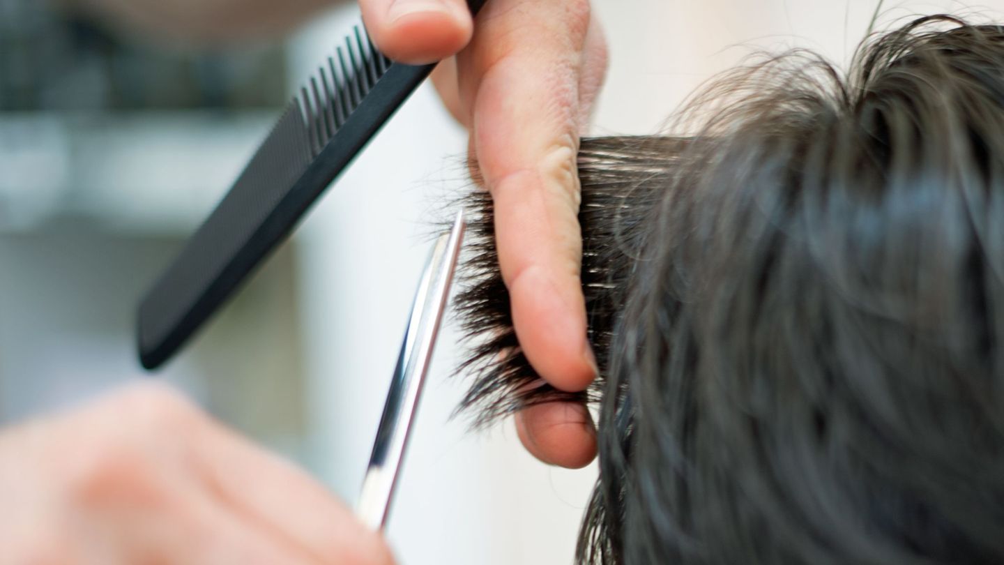 Junge beim Friseur (Symbolbild)