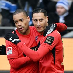 Younes Ebnoutalib (r) bestrafte einen Patzer der KSC-Defensive. Foto: Uli Deck/dpa