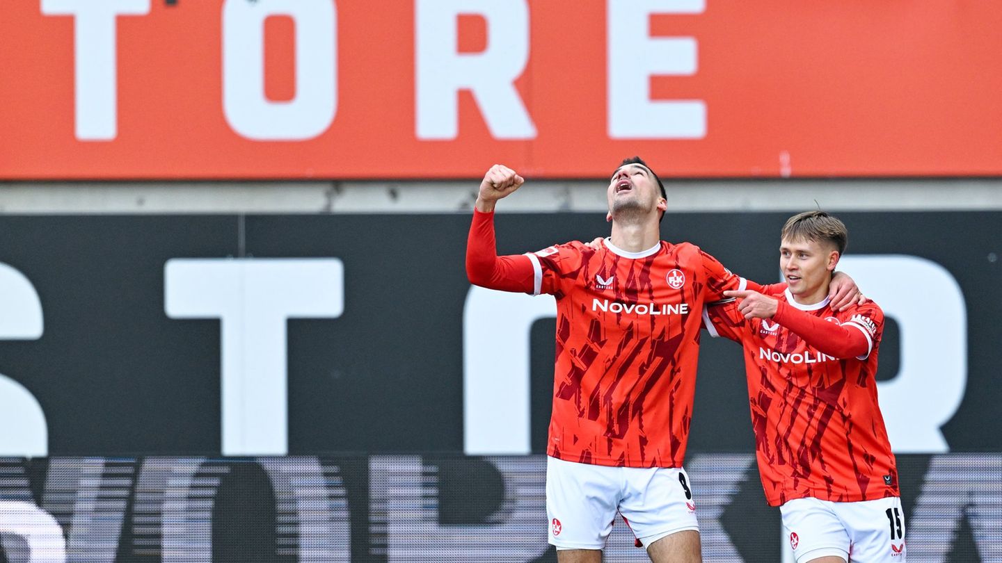 Naatan Skyttä (r.) darf sich über drei Tore in der ersten Halbzeit freuen Foto: Uwe Anspach/dpa