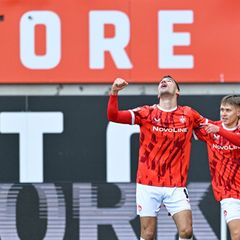 Naatan Skyttä (r.) darf sich über drei Tore in der ersten Halbzeit freuen Foto: Uwe Anspach/dpa