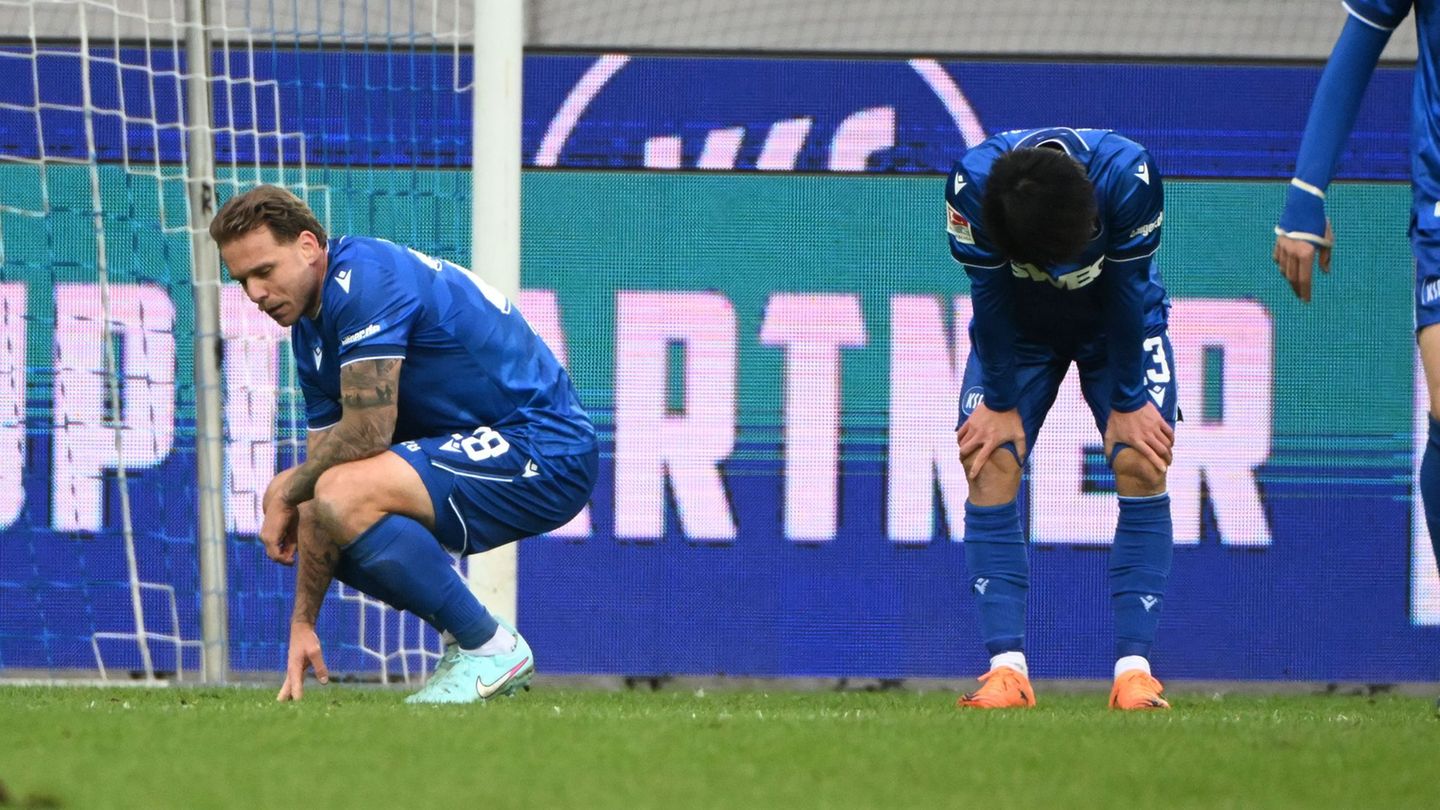 Enttäuscht sinkt Marcel Franke (l) in die Knie - der Verteidiger verschuldete das erste Gegentor. Foto: Uli Deck/dpa