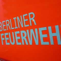 Die Feuerwehr rückte wegen Brandstiftungen aus. (Symbolbild) Foto: Soeren Stache/dpa