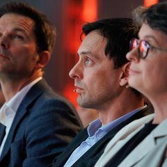 Die Berliner SPD-Vorsitzenden Martin Hikel (m) und Nicola Böcker-Giannini (r) hatten Steffen Krach als SPD-Spitzenkandidat für d