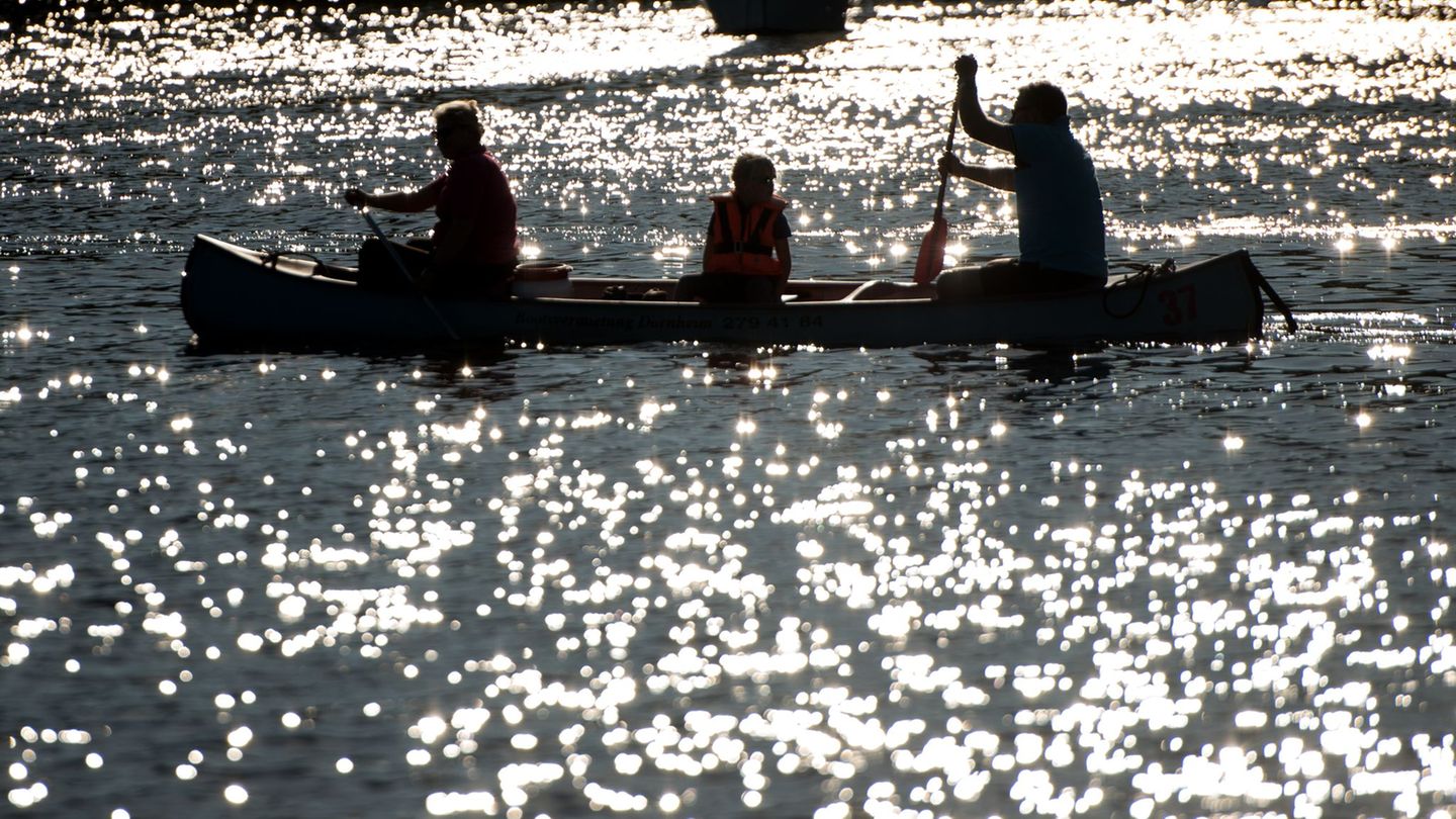 Kanufahrer haben in der Alster einen Leichnam entdeckt. (Symbolbild) Foto: picture alliance / Daniel Bockwoldt/dpa
