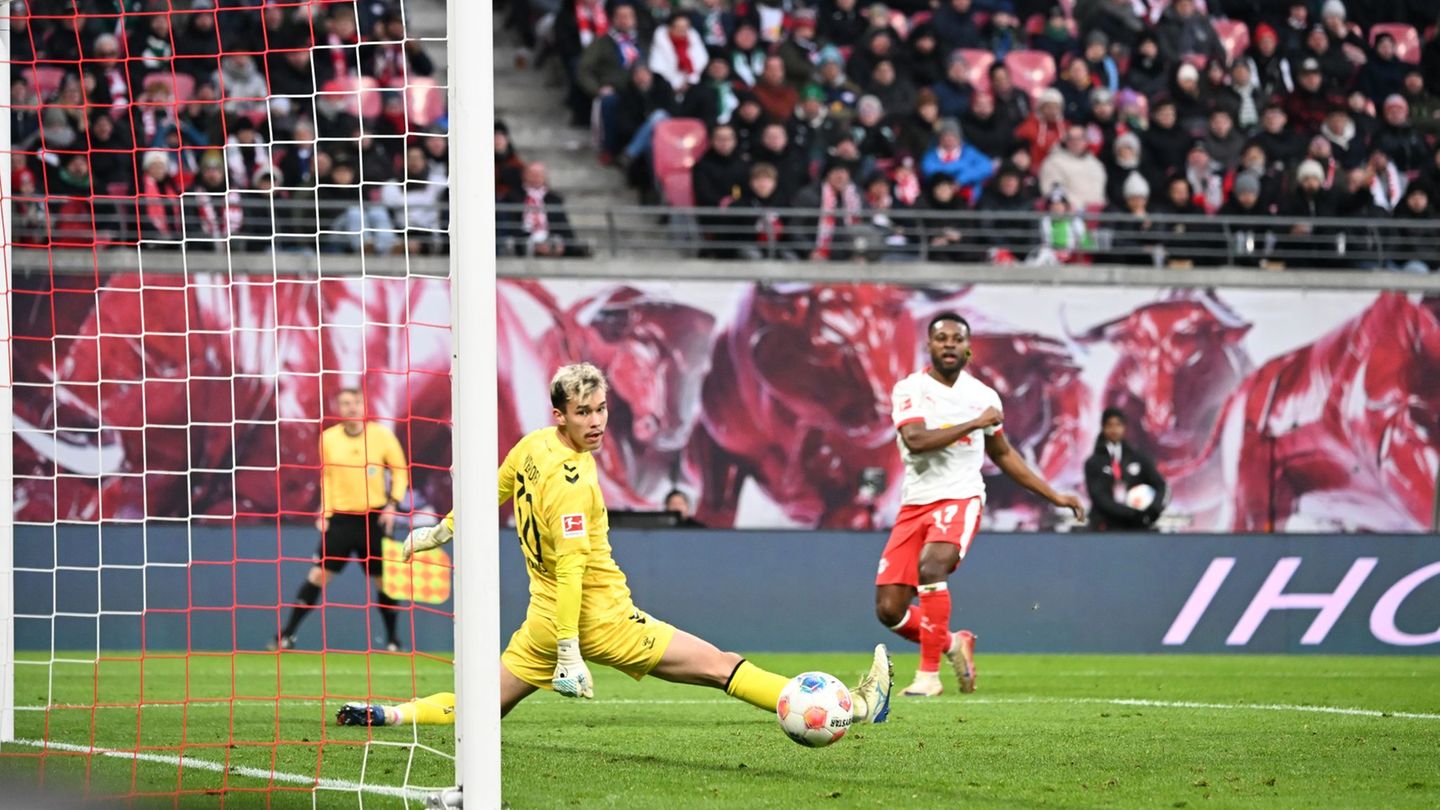 Bremens Torwart Mio Backhaus (l, Werder Bremen) und Ridle Baku (RB Leipzig) schauen dem Ball hinterher. Backhaus verhinderte mit