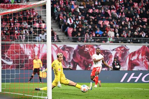 Bremens Torwart Mio Backhaus (l, Werder Bremen) und Ridle Baku (RB Leipzig) schauen dem Ball hinterher. Backhaus verhinderte mit