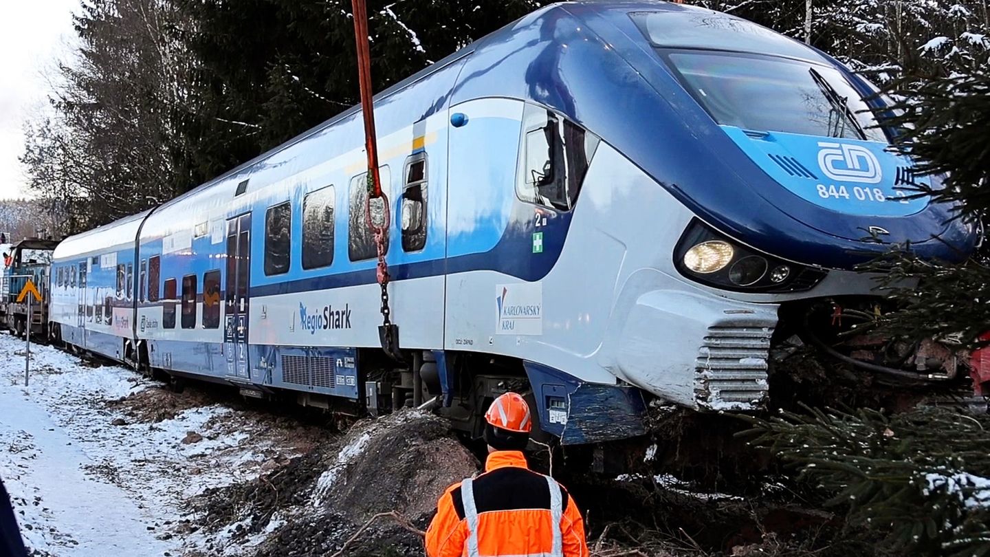 Ein Zugunfall im Bahnhof von Johanngeorgenstadt ging glimpflich aus. Foto: -/extremwetter.tv/dpa