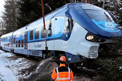 Ein Zugunfall im Bahnhof von Johanngeorgenstadt ging glimpflich aus. Foto: -/extremwetter.tv/dpa