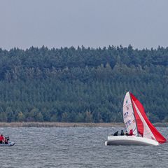 Auf dem Geierswalder See ist ein Mann über Bord gegangen. (Symbolbild) Foto: Frank Hammerschmidt/dpa