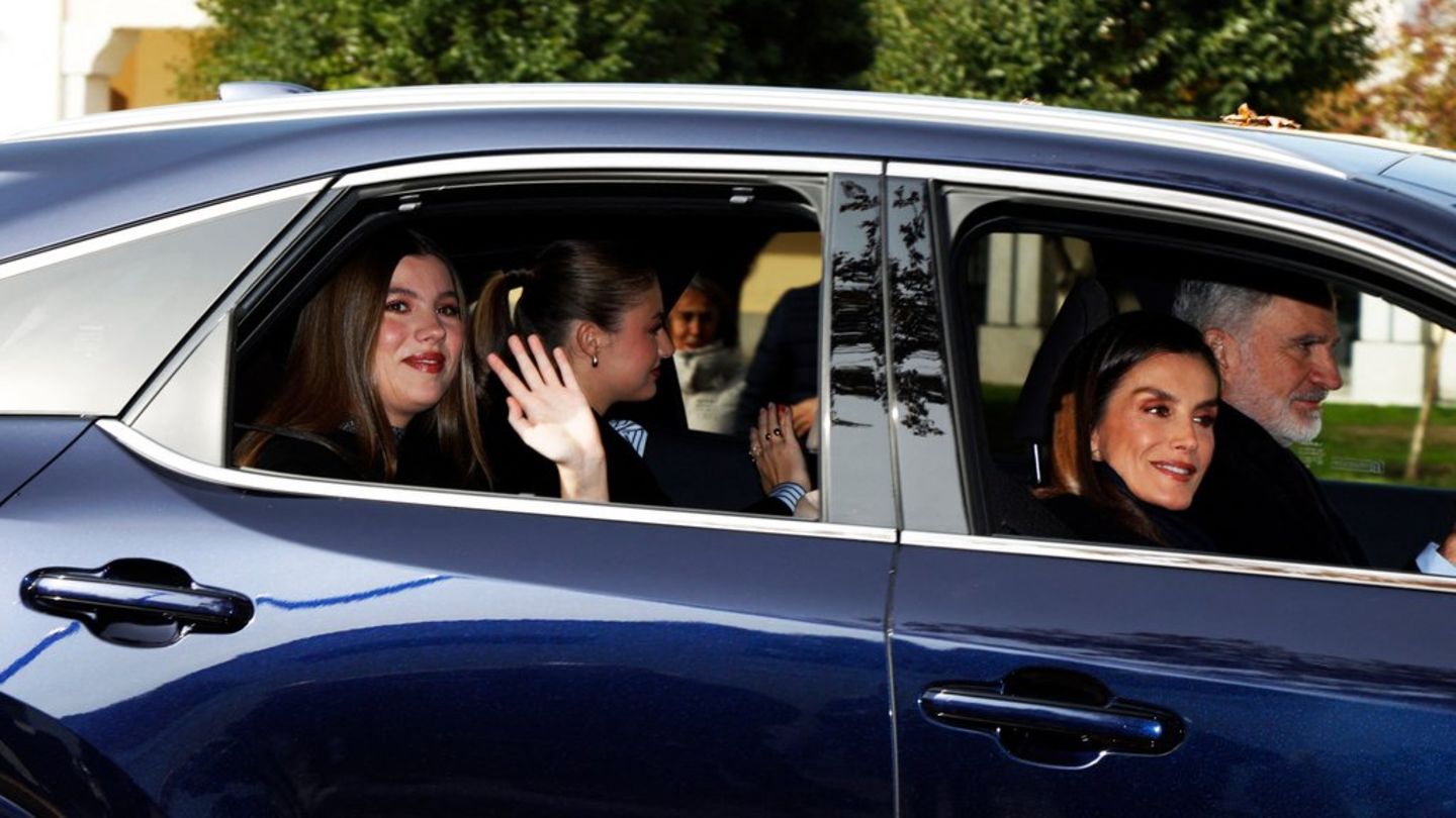 König Felipe und Königin Letizia kamen mit ihren Kindern Leonor und Sofía.