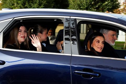 König Felipe und Königin Letizia kamen mit ihren Kindern Leonor und Sofía.