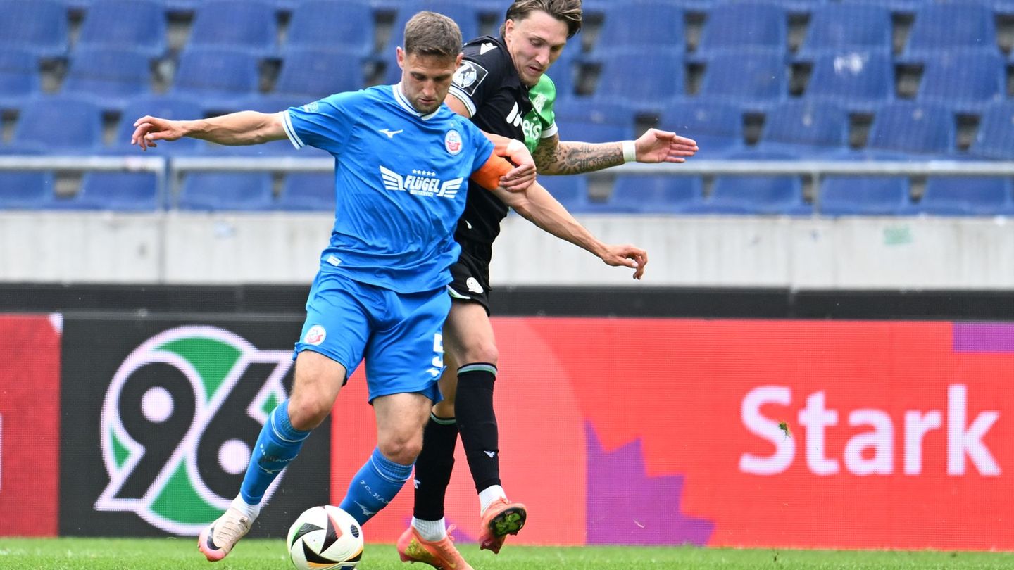 Rostocks Marco Schuster (l) traf gegen Schweinfurt zum 1:0. Foto: Swen Pförtner/dpa