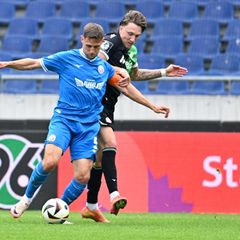 Rostocks Marco Schuster (l) traf gegen Schweinfurt zum 1:0. Foto: Swen Pförtner/dpa