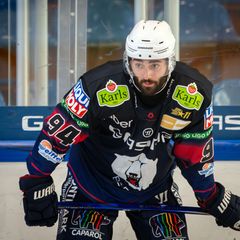 Angreifer Liam Kirk erzielte beim Sieg der Eisbären Berlin in Straubing drei Tore. Foto: Soeren Stache/dpa
