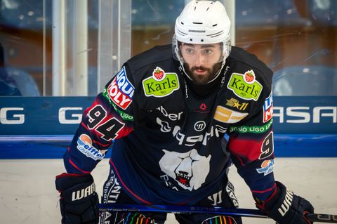 Angreifer Liam Kirk erzielte beim Sieg der Eisbären Berlin in Straubing drei Tore. Foto: Soeren Stache/dpa