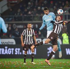Zurück in der Startelf: St. Paulis Kapitän Jackson Irvine (r). Foto: Christian Charisius/dpa