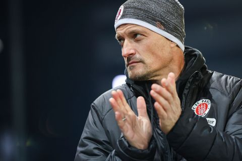 Alexander Blessin bleibt auch nach schwachen Ergebnissen Trainer beim FC St. Pauli. Foto: Christian Charisius/dpa