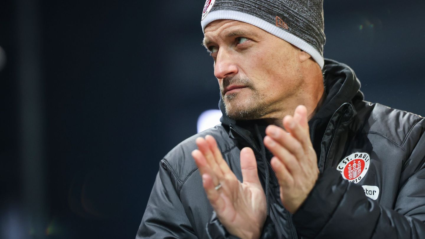 Alexander Blessin bleibt auch nach schwachen Ergebnissen Trainer beim FC St. Pauli. Foto: Christian Charisius/dpa