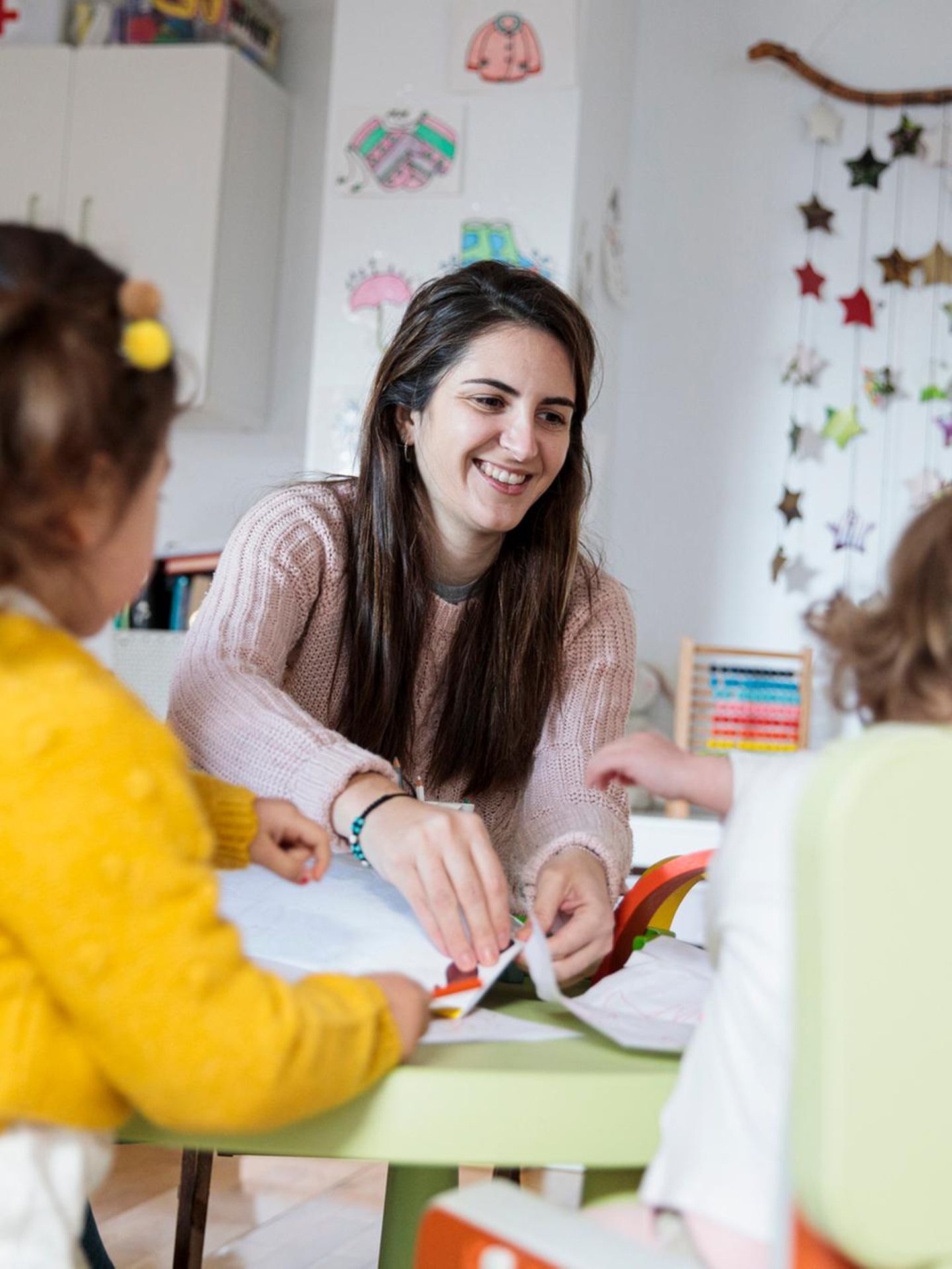Eine Kinderpflegerin in einer Schule